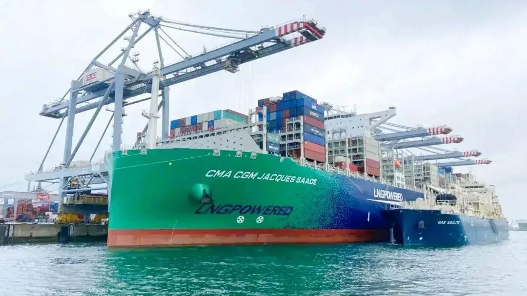 Первый в мире сверхбольшой контейнеровоз, работающий на двух видах топлива (СПГ) (23 000 TEU)