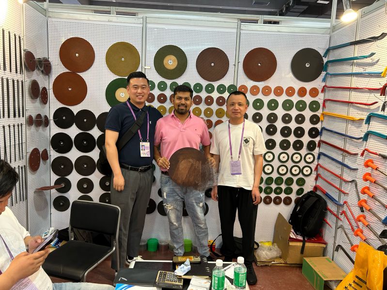 Выставка отрезных кругов и клиенты